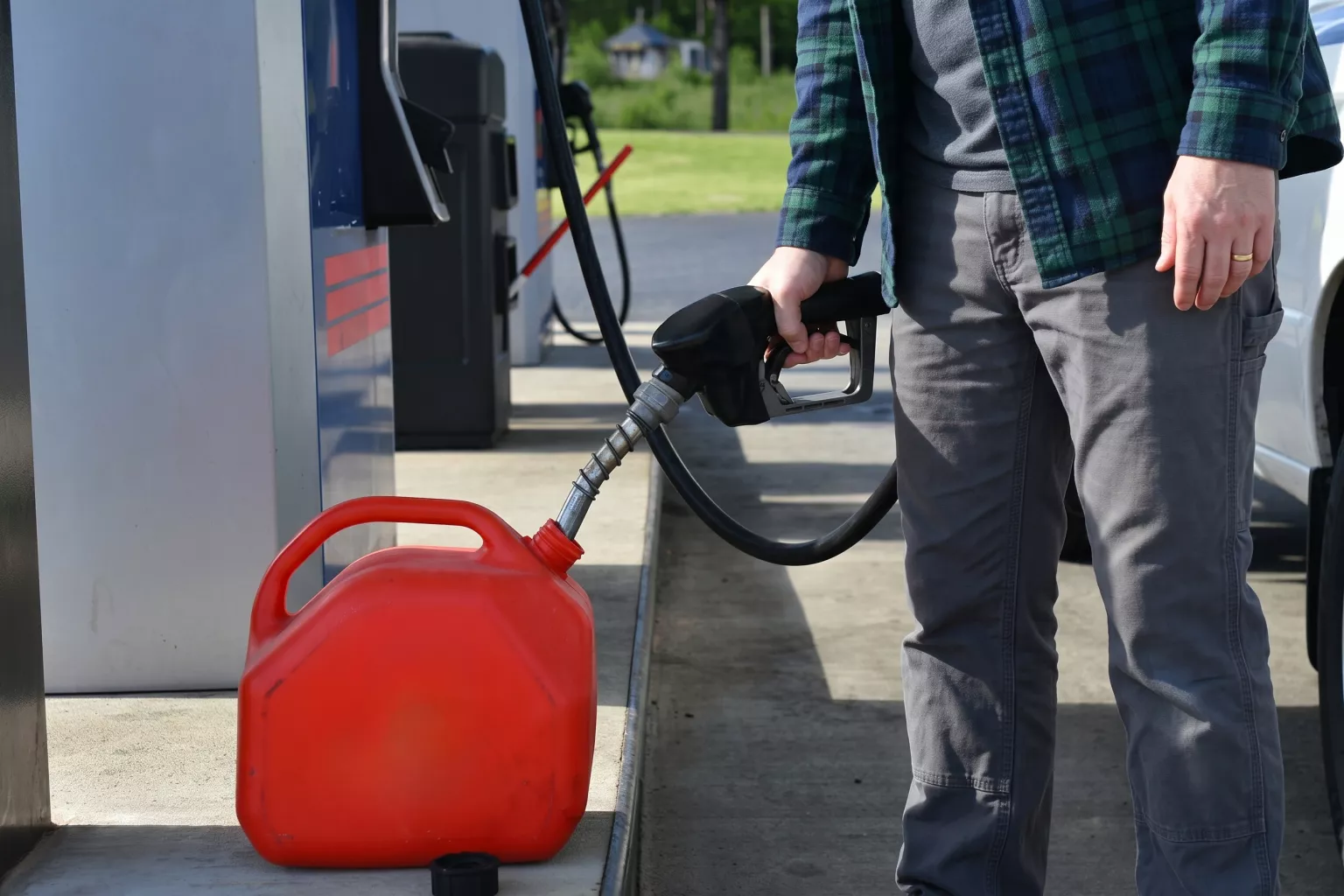 Görsel: Akaryakıt İstasyonunda Kırmızı Bidona Yakıt (Motorin) Doldurma