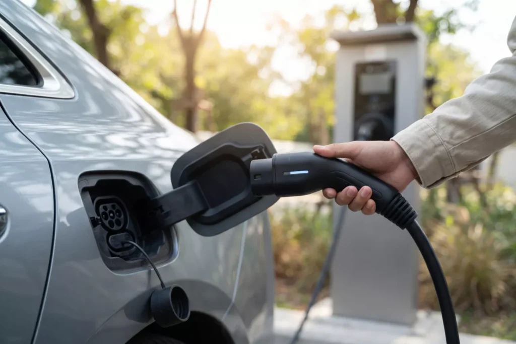 Görsel: Şarj İstasyonunda Elektrikli Otomobilin Batarya Dolumu