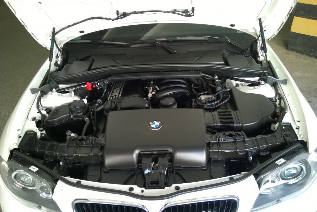 Görsel: E87 Kasa BMW 1 Serisinde Kaputun Altındaki Aksamlar