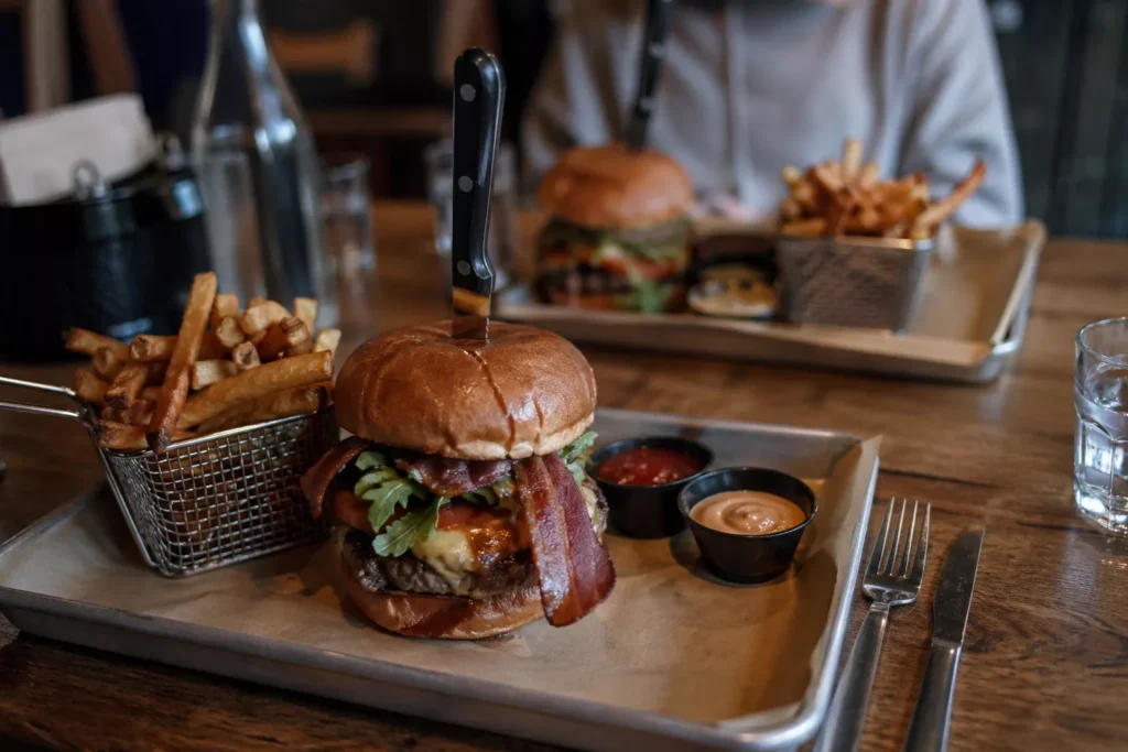 Görsel: Casual Dining Restoranında Servis Edilen Hamburger Menüsü