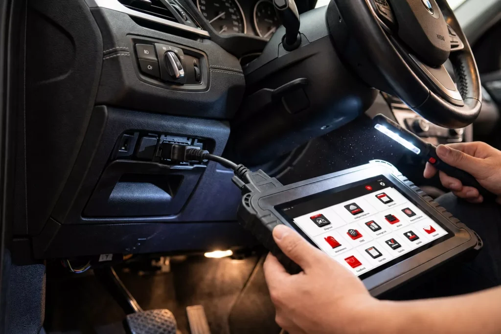 Görsel: Arıza Tespit Cihazı İle Bir Otomobilin OBD2 Soketine Bağlanılma Anı