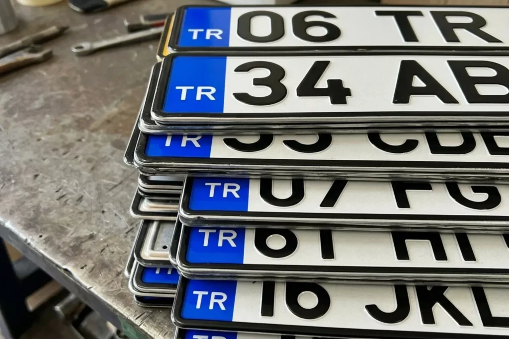 Görsel: İstiflenmiş Türkiye Standartlarında Metal Araç Plakaları