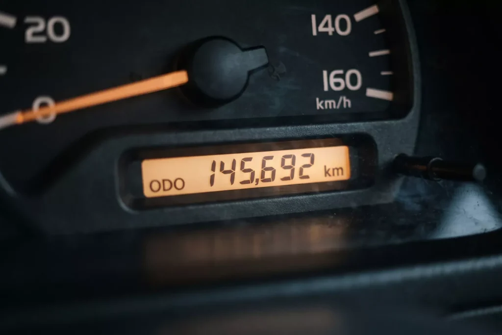 Görsel: Otomobil Gösterge Panelindeki Dijital Kilometre Sayacı (Odometre)