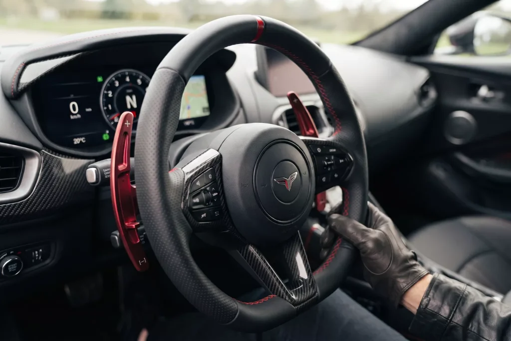 Görsel: Spor Otomobilin Direksiyonu Arkasında Yer Alan Kırmızı Vites Kulakçıkları (Paddle Shifter)